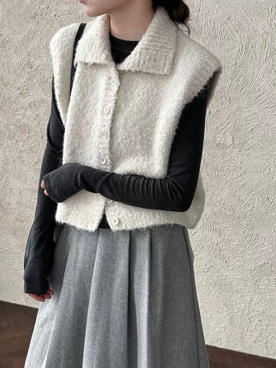 Textured Button-Front Vest With a Wide Foldover Collar – Cream