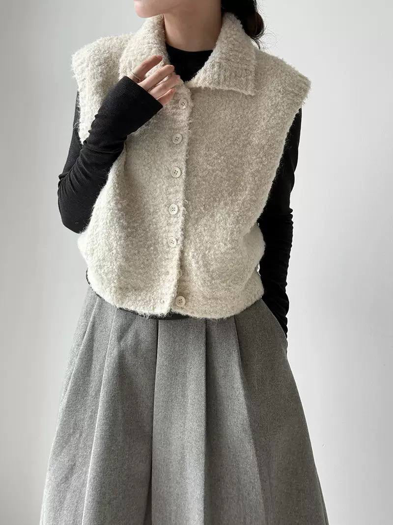 Textured Button-Front Vest With a Wide Foldover Collar – Cream