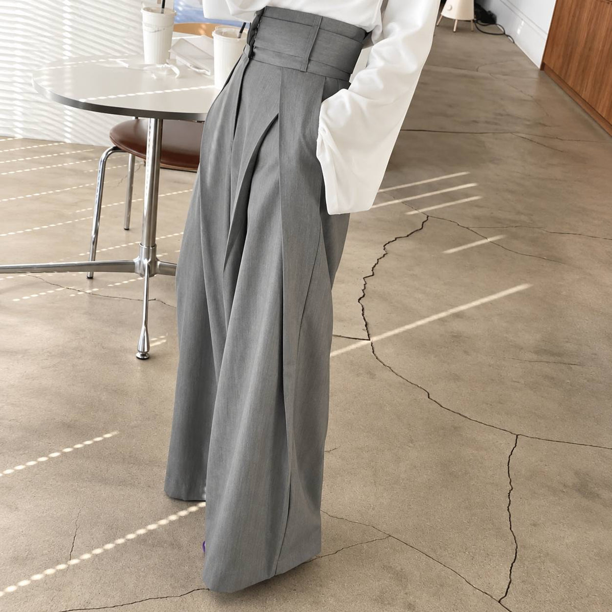 High-Waisted Pleated Wide-Leg Pants With Structured Waistband – Grey