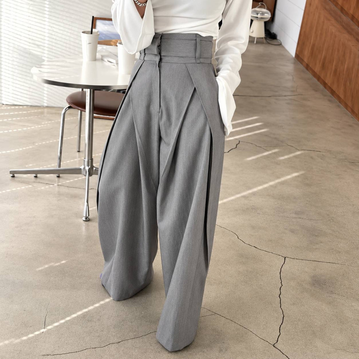 High-Waisted Pleated Wide-Leg Pants With Structured Waistband – Grey