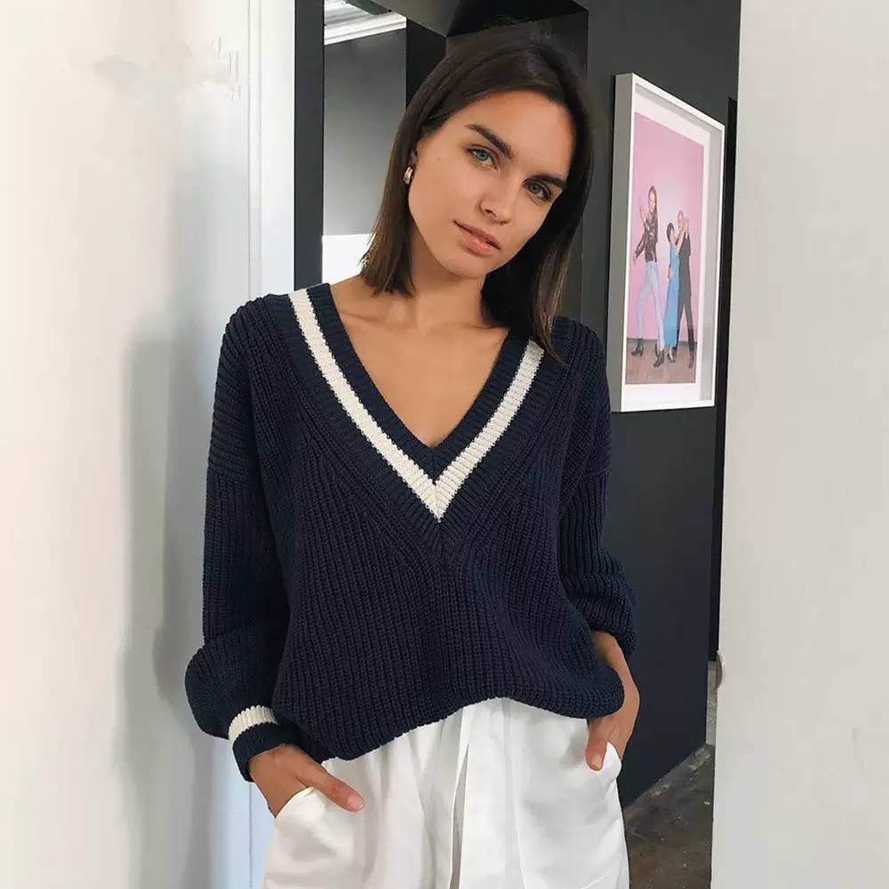 Relaxed V-Neck Knit Sweater With Contrast Trim – Navy
