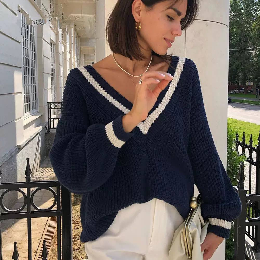 Relaxed V-Neck Knit Sweater With Contrast Trim – Navy